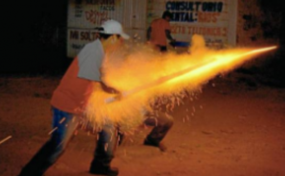 Quemado por polvora Hombre manipulando polvora