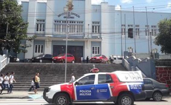 Viatura policia frente a escola 