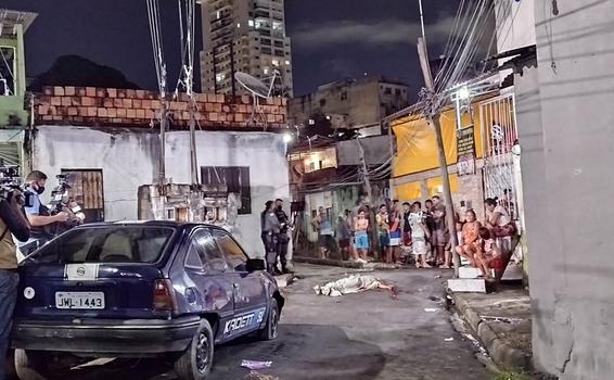Homem é morto e amigo baleado quando esperavam pra assistir jogo image for Homem é morto e amigo baleado quando esperavam pra assistir jogo