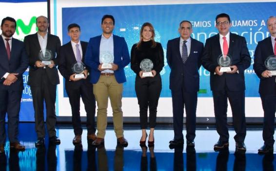 Personas en una tarima recibiendo premios