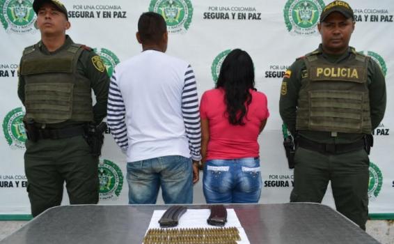 Sorprendimos un hombre y una mujer transportando munición ilegal Cuatro personas en una foto