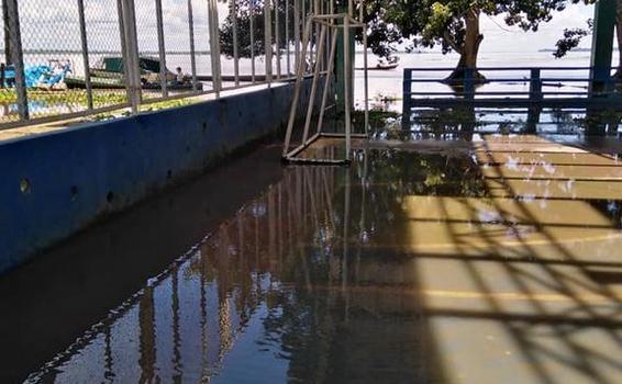 image for Superficie del polideportivo en Puerto Nariño al paso de fuertes lluvias