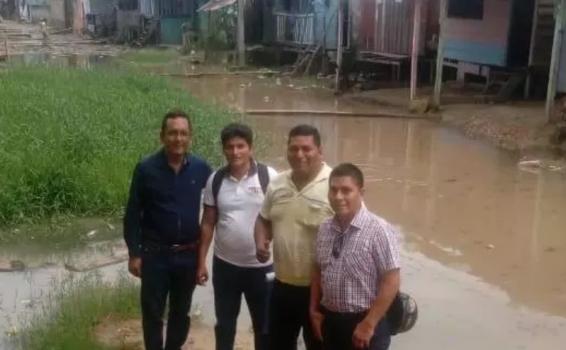 Cuatro personas en un barrio de Iquitos 