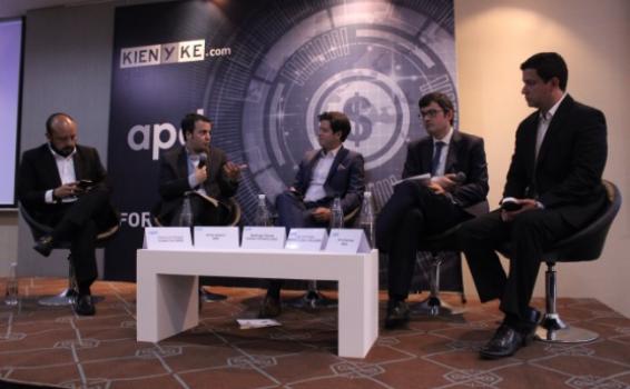 Se marcaron pautas para que la economia digital Personas en una reunion