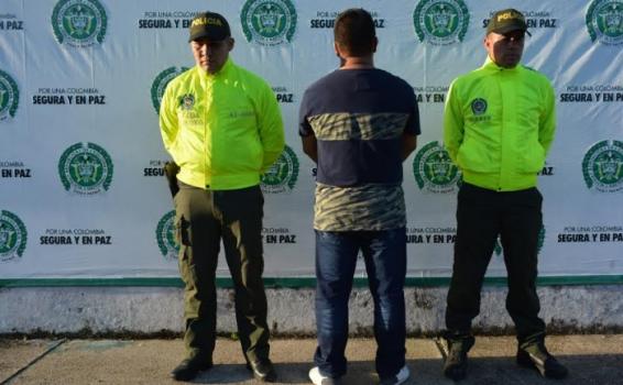 Sindicado por los delitos de peculado por apropiación Personas en una foto de judializacion