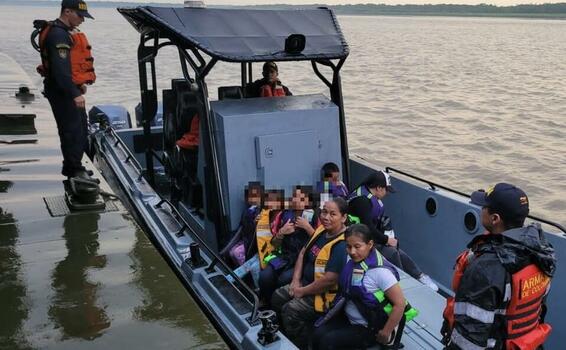 image for Rescatadas dos embarcaciones a la deriva sobre el río Amazonas