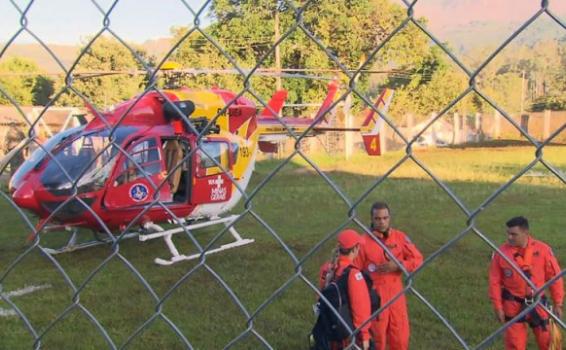 Pessoas ao lado de um helicoptero