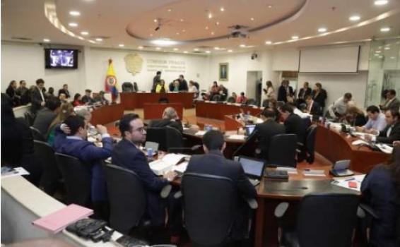 Personas reunidas en un salon