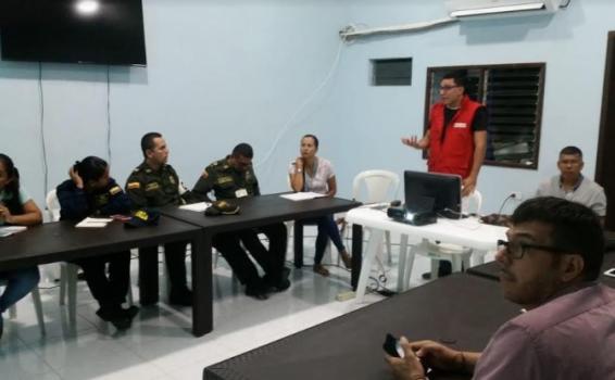 Avanza en la construccion del plan de retornos y reubicaciones Personas en una oficina en reunion