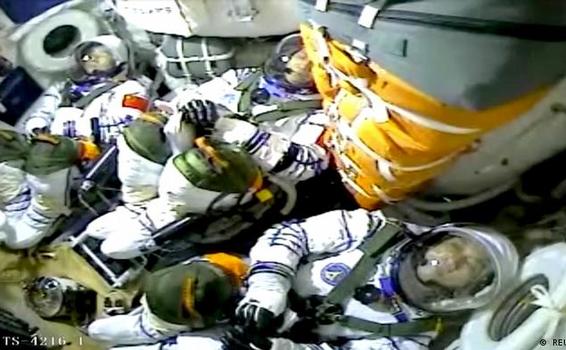 image for Misión tripulada se acopla con éxito a la estación espacial china