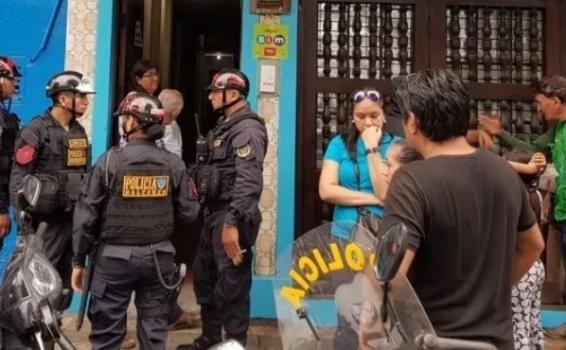 Roban aproximadamente 35000 soles en celulares Personas a las afueras de comercio despues de ser asaltado
