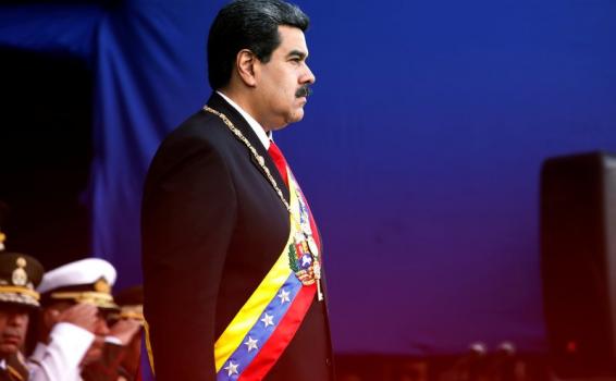  Maduro de pie en acto protocolario 