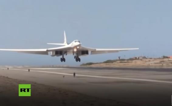 Bombardero ruso aterizando en aeropuerto en Venezuela