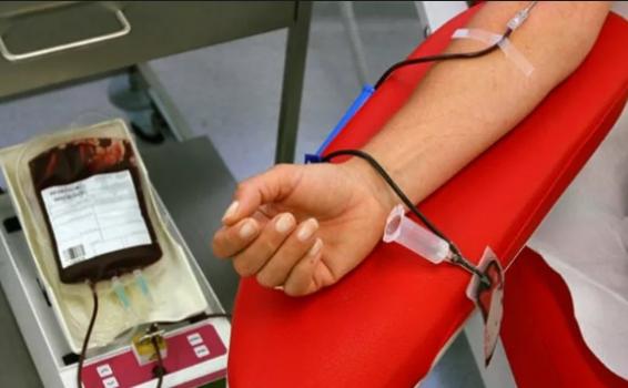 Persona con un brazo extendido donando sangre