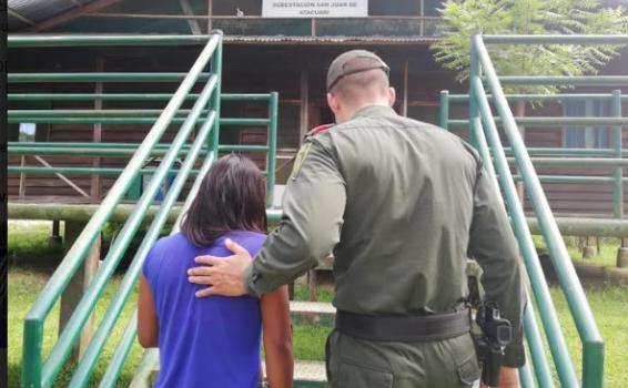Policia y niña de espaldas subiendo una escalera