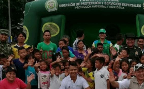 Policía nacional conmemoro el día mundial del arbol Personas listas para una foto