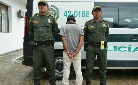 Capturas por presunto acoso sexual Dos personas de frente y otra de espaldas