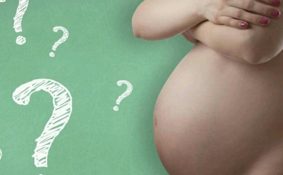 Recomendaciones para embarazadas Mujer a medio cuerpo desnuda y barazada