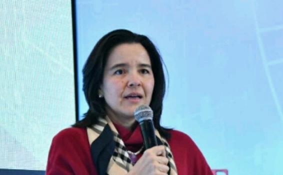 Ministra de TIC en un debate Ministra de las TIC con un microfono