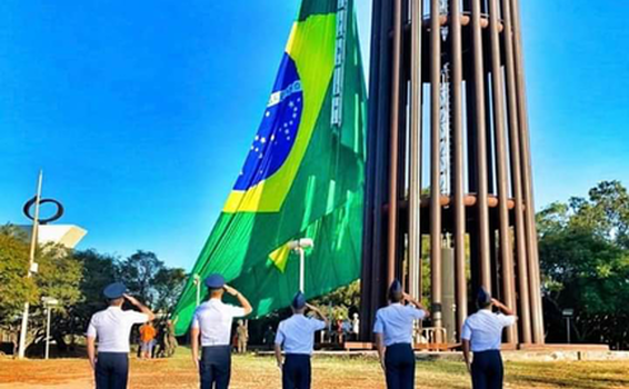 image for Militares da FAB durante a substituição da Bandeira Nacional
