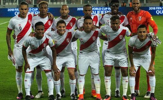 Seleccion peruana en un estadio en la foto de inicio de partido