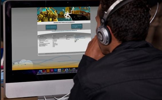 Persona frente a un computador