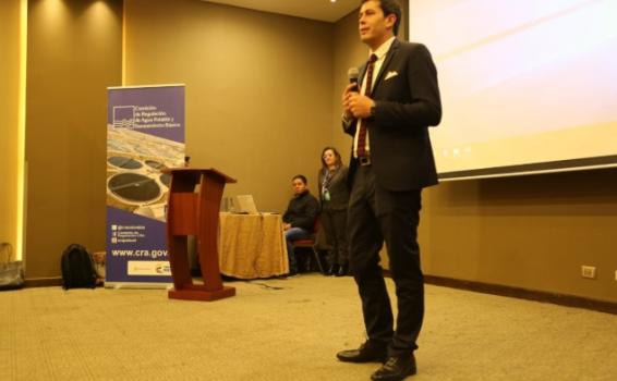Cerca de 900 municipios del país se verán beneficiados por Tarifario de Aseo Persona en un tarima dando una conferencia