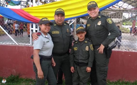 Joven amazonense con sindrome de Down cumplio su sueño de ser policia Carlos Andres Coello al lado de tres personas