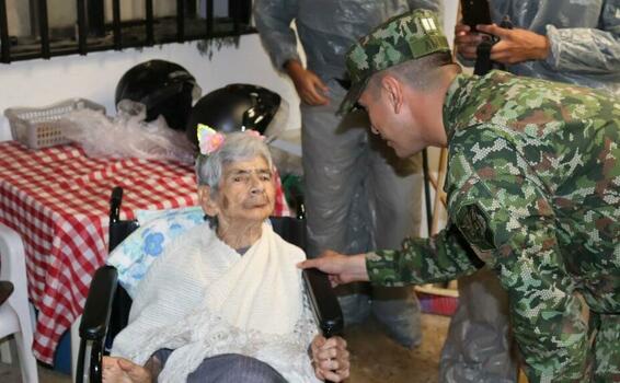 Ejército entrega silla de ruedas a mujer de 96 años en Medellín image for Ejército entrega silla de ruedas a mujer de 96 años en Medellín