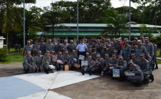 Soldados en un grupo listos para una foto