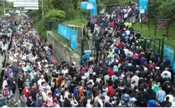 Personas en multitud subiendo Monserrate 