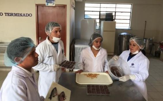 Superalimento en base a pescado estudiantes de Tecnología Pesquera na cozinha
