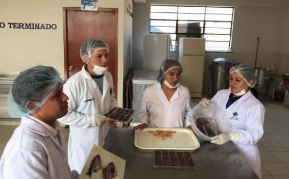 estudiantes de Tecnología Pesquera na cozinha