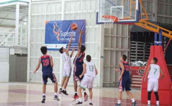 Jovenes jugando baloncesto