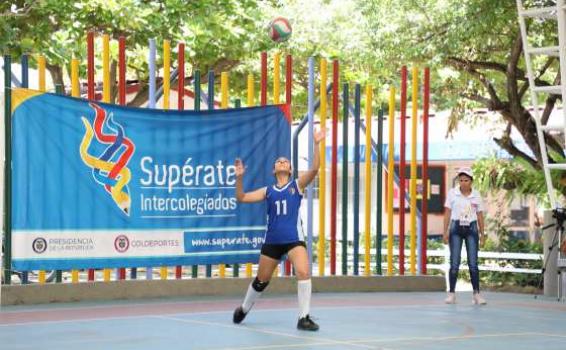 Mujer haciendo un saque en partido de voleibol