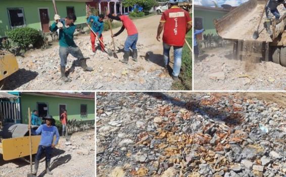 Pessoas em uma rua fazendo obras