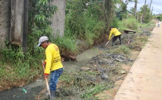 Serviço de Limpeza de valas melhorando o escoamento na Rua Sebastião Cosme image for Serviço de Limpeza de valas melhorando o escoamento na Rua Sebastião Cosme