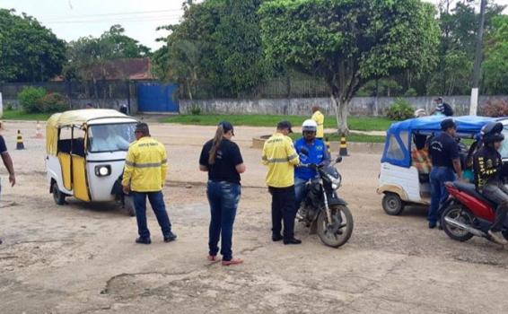 pessoas na rua blitz e controles