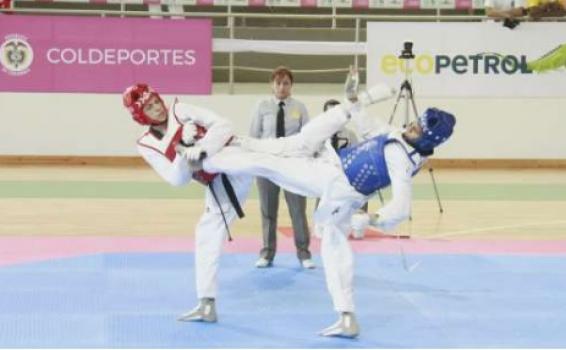 Jovenes en una lucha de taekwondo