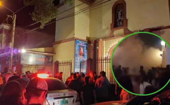 Personas a las afueras de una iglesia donde el techo colapsa