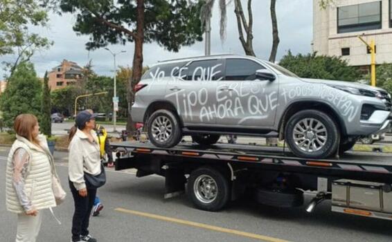 Camioneta en Bogota fue rayada por una supuesta infidelidad image for Camioneta en Bogota fue rayada por una supuesta infidelidad