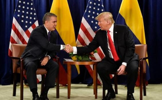 Trump y Duque estrechando las manos