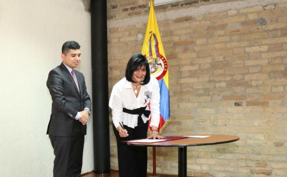 Una mujer y un niño en una foto