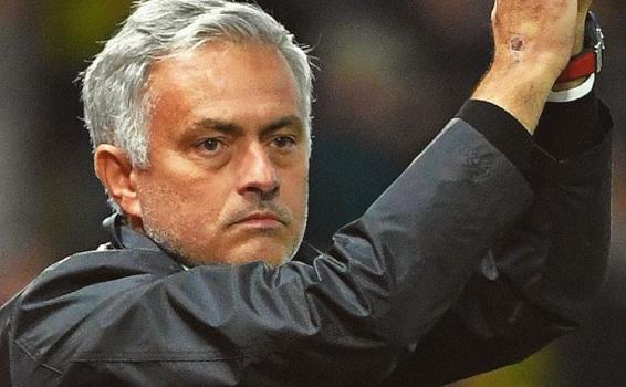 El regreso de José Mourinho estaría en la Ligue 1 Jose Mourinho aplaudiendo en un partido de futbol