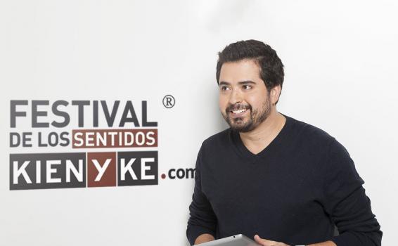 Gerente del Programa de Transformacion Productiva Ministerio de Comercio haciendo un anuncio a la comunidad