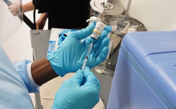 image for Bogotá ya lleva aplicada más de 3000 dosis de la vacuna de Pfizer