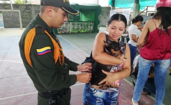 Jornada de vacunacion a caninos y felinos Personas en una jornada de vacunacion