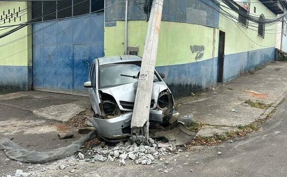 Motorista desvia de carro na contramão e derruba três postes em Cariacica image for Motorista desvia de carro na contramão e derruba três postes em Cariacica