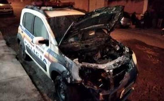 Homem coloca fogo em viatura da PM no interior de Minas image for Homem coloca fogo em viatura da PM no interior de Minas