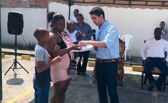 Viceministro en una entregando subsidios de vivienda en el Cauca